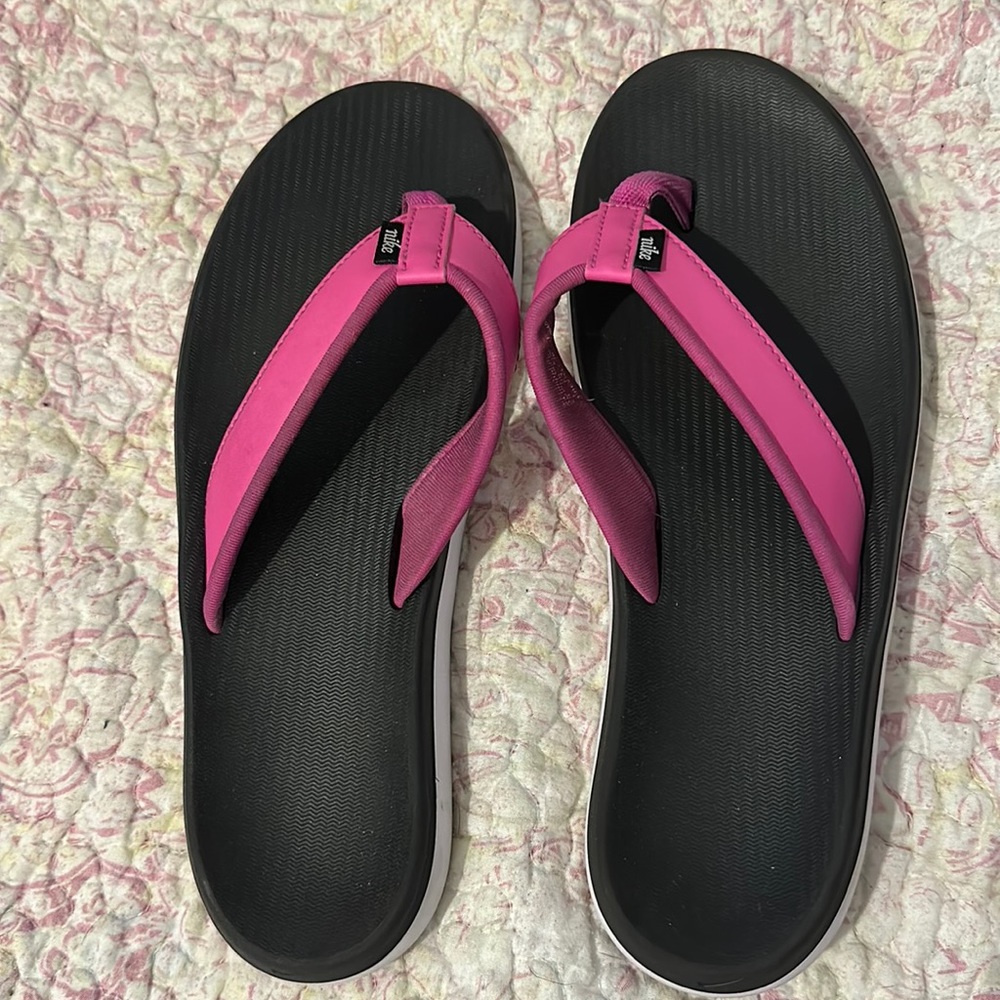 Nike flip flops size 8